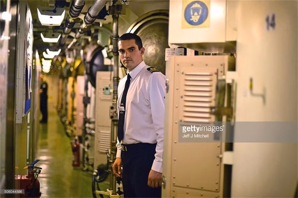 Hành lang tàu ngầm không quá rộng nhưng là vừa đủ để di chuyển tốt, nhanh.