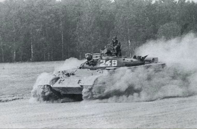 IT-1 được trang bị động cơ diesel V-55 công suất 580 mã lực cho tốc độ tối đa trên đường bằng phẳng 50km/h, tầm hoạt động 470km, có khả năng lội nước sâu 1,4m (hoặc 5m với bộ công cụ hỗ trợ cần trang bị trong 30 phút).