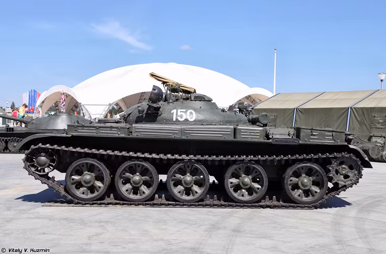 Xe tăng phóng tên lửa IT-1 có trọng lượng chiến đấu 34,5 tấn, dài 6,63m, rộng 3,3m, cao 2,2m, bọc giáp dày từ 80-100mm.