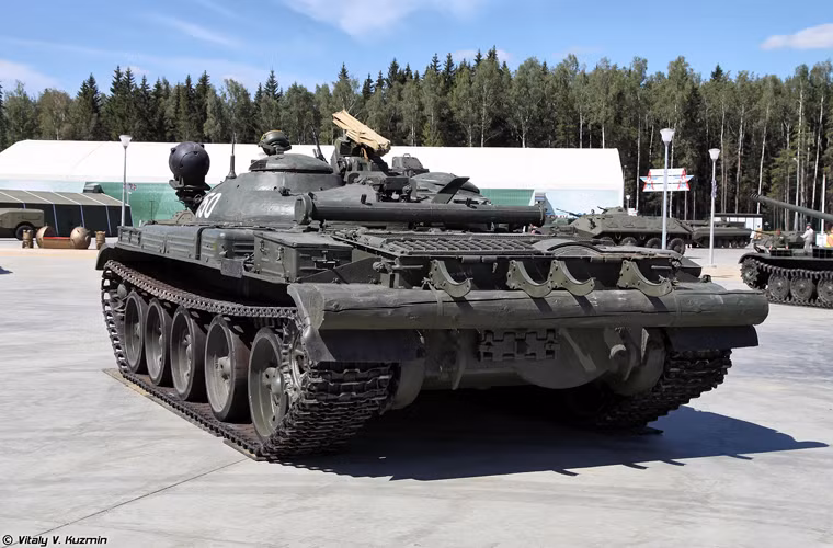 Khoảng 110 chiếc xe tăng đã được sản xuất từ năm 1968-1970 và phục vụ hạn chế trong Hồng quân Liên Xô. Dù có khả năng tác chiến đáng gờm mà xe tăng thời bấy giờ không có, tuy nhiên IT-1 lại có những hạn chế không thể khắc phục. Thứ nhất, "vùng chết" được tạo ra bởi tầm bắn tối thiếu quá lớn của tên lửa (300-400m thì bộ binh địch thừa sức để hạ gục IT-1). Thứ hai, trang bị dẫn đường tên lửa nặng đến 520kg là "không thực tế". Thứ ba, số lượng đạn tên lửa hạn chế. Chính vì vậy, sau năm 1970, hầu hết IT-1 được cải hoán thành xe công binh.