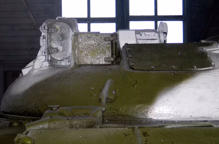 IT-1 cũng đang trang bị tháp pháo có phần dẹt hơn so với tháp pháo xe tăng T-62, ngoài ra đương nhiên là nó không có pháo chính.