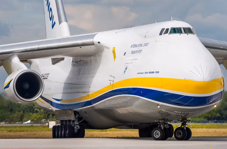 Năm 1986, hãng máy bay vận tải Antonov khiến cả thế giới sửng sốt khi ra mắt An-124 Ruslan "khổng lồ". Vào thời điểm đó, An-124 Ruslan được xem là máy bay vận tải lớn nhất trên thế giới cả về khối lượng cất cánh tối đa và tải trọng tối đa. Kỷ lục này bị mất vào hai năm sau khi mẫu máy bay An-225 - cũng là sản phẩm của Antonov bay thử thành công. Và phải tới 30 năm sau, thế giới phương Tây mới lấy được vị trí thứ hai của An-124 Ruslan khi ra mắt Boeing 747-8F.