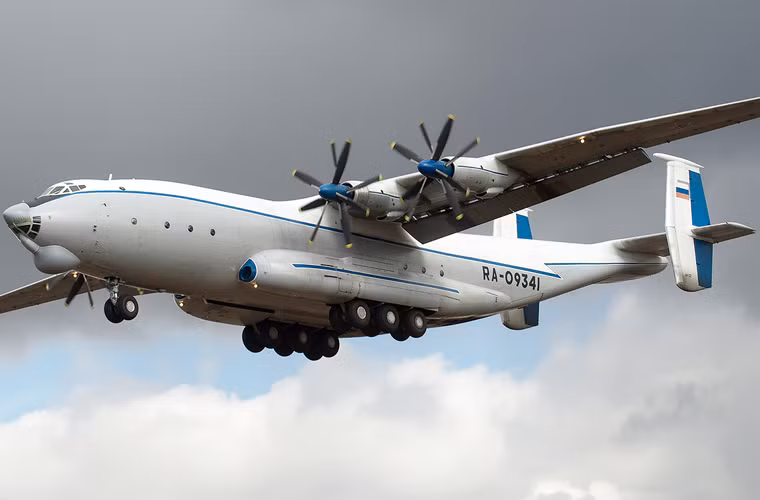 An-22 có kích cỡ cực lớn, dài 57,9m, rộng 64,4m, cao 12,53m, trọng lượng cất cánh tối đa 250 tấn, tải trọng tối đa 80 tấn. Để nâng cả con quái vật này lên trời, Antonov phải trang bị cho nó 4 động cơ NK-12MA, mỗi chiếc lắp hai cánh quạt quay ngược chiều nhau cung cấp lực đẩy rất lớn đưa An-12 đi với tốc độ 740km/h, tầm bay đến 5.000km với tải trọng tối đa, 10.950km với nhiên liệu tối đa và 45 tấn hàng.