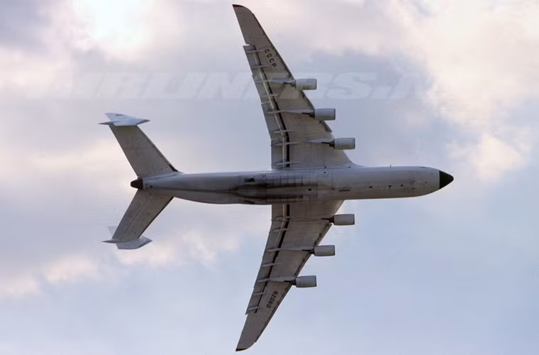 An-225 được thiết kế trên cơ sở máy bay vận tải An-124 với kích thước lớn hơn, sải cánh dài đến 88m, cao 18,1m, dài 84m. Máy bay trang bị 6 động cơ D-18 cho tốc độ bay 850km.h, tầm bay 15.400km.