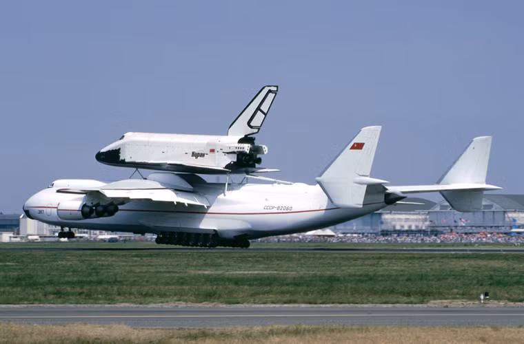 Được phát triển vào cuối thời kỳ Liên Xô, nên Antonov thời bấy giờ chỉ kịp chế tạo được một chiếc duy nhất. Trong khi chiếc thứ 2 không thể hoàn thành do thiếu ngân sách. Ảnh: Máy bay vận tải lớn nhất thế giới An-225 “cõng” tàu con thoi Buran.