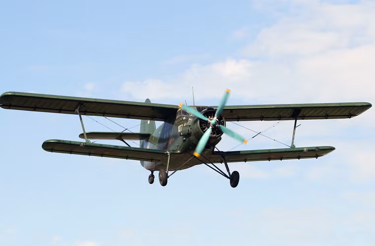 Một trong những máy bay vận tải Antonov phải được nhắc tới đầu tiên, đó chính là huyền thoại An-2 - mẫu máy bay vận tải hai tầng cánh nhìn rất cổ lỗ sĩ. Nhưng ẩn trong đó lại là máy bay có độ tin cậy cao, bền bỉ, rẻ, tiết kiệm, chi phí hoạt động thấp... Có tới 18.000 chiếc được sản xuất từ năm 1947-2001 ở nhà máy của Antonov, PZL Mielec Ba Lan và cả Tổng công ty Hồng Du Trung Quốc.