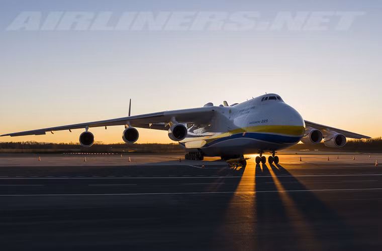 Tháng 12/1988, Antonov tiếp tục cho thế giới phương Tây sốc ngất một lần nữa với màn bay thử của máy bay vận tải An-225 Mriya có trọng lượng cất cánh tối đa đến 640 tấn. Điều đó đưa An-225 trở thành máy bay lớn nhất trong lịch sử hàng không thế giới, mà cho đến nay không có máy bay nào đạp đổ được.