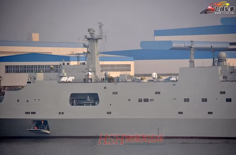 Không có thông tin cho thấy chiếc Type 071 thứ 4 này có sự đổi khác về thông số kĩ thuật hay bổ sung tính năng thêm nào so với ba chiếc trước. Như vậy, nó sẽ có lượng giãn nước toàn tải đến 25.000 tấn, dài 210m, rộng 28m, mớn nước 7m, thủy thủ đoàn 120 người.