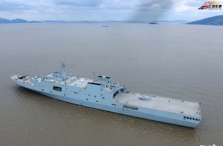 Theo các thông tin Trung Quốc công bố, tàu đổ bộ Type 071 có khả năng chở 15-20 xe bọc thép, 500-800 binh sĩ, 2-4 tàu đổ bộ nhỏ và 4 trực thăng hạng nặng Z-8.