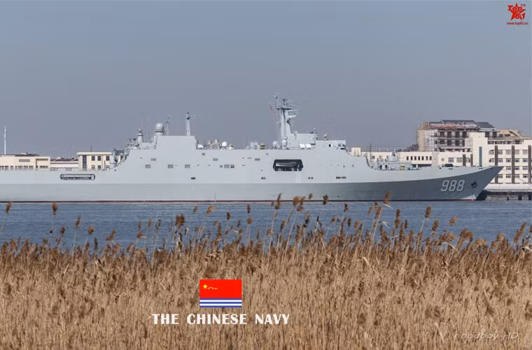 Soi tau do bo lon Type 071 thu 4 cua Trung Quoc