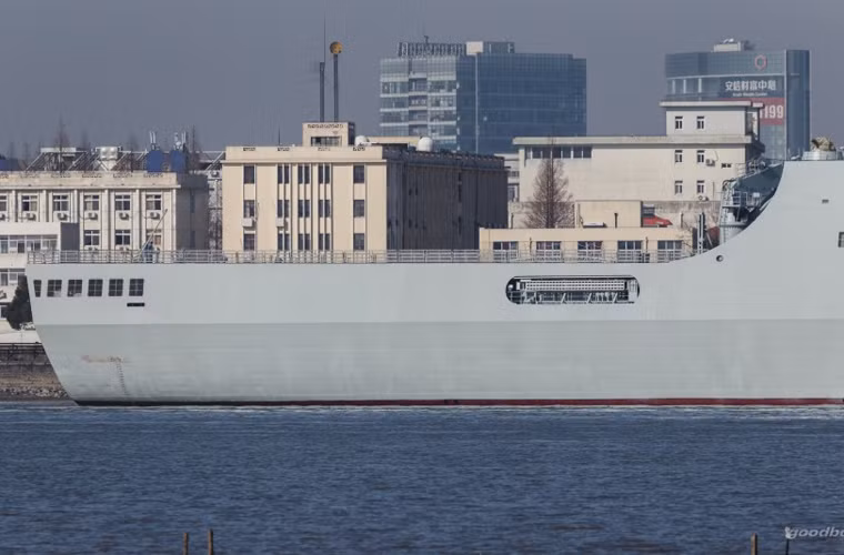 Đuôi tàu được bố trí sân đáp máy bay rất lớn cho phép cất hạ cánh cùng lúc 2-4 chiếc trực thăng tùy loại.