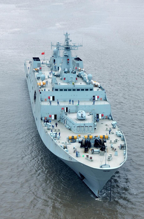 Type 071 cũng được trang bị vũ khí gồm: Một pháo hạm PJ-26 76,2mm; 4 pháo phòng không 30mm 6 nòng; 4 bệ phóng đạn mồi bẫy 18 nòng và 2-4 súng máy hạng nặng.