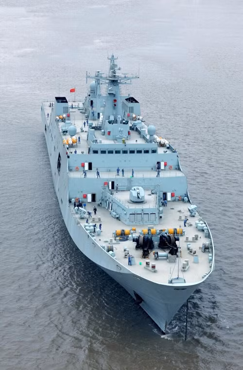 Type 071 cũng được trang bị vũ khí gồm: Một pháo hạm PJ-26 76,2mm; 4 pháo phòng không 30mm 6 nòng; 4 bệ phóng đạn mồi bẫy 18 nòng và 2-4 súng máy hạng nặng.