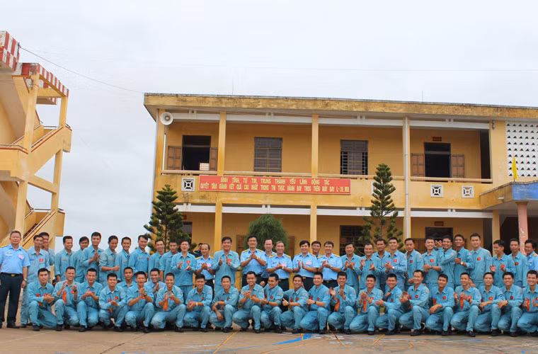 Kết quả tốt nghiệp thực hành bay của học viên phi công K40 trên máy bay L-39 đạt 100% khá, giỏi và xuất sắc, trong đó có 63,6% giỏi, 18,2% xuất sắc; học viên phi công trên máy bay trực thăng Mi-8 đạt 100% khá, giỏi trong đó có 25% giỏi, 25% xuất sắc. Đây là năm đầu tiên của Trung đoàn đào tạo tốt nghiệp học viên phi công quân sự trên máy bay Trực thăng Mi-8 sau 29 năm gián đoạn không đào tạo.