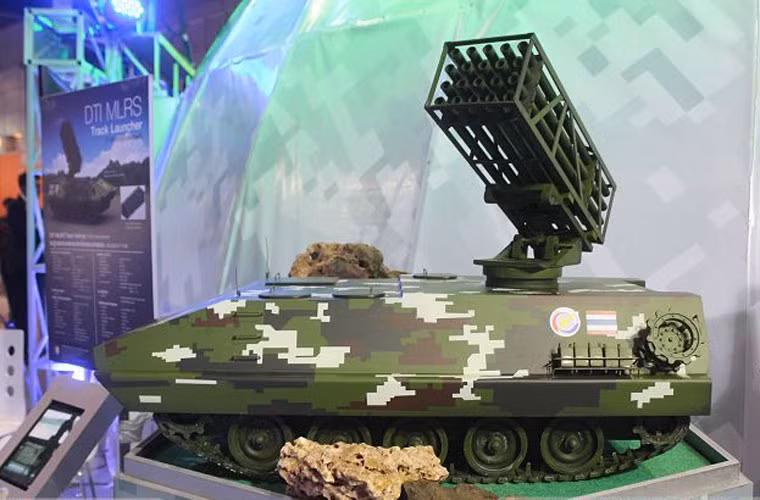 Một bức ảnh vũ khí liên quan tới quân sự Đông Nam Á ấn tượng tuần qua – Thái Lan trình làng tổ hợp pháo phản lực phóng loạt T-85 MLRS 122mm do nước này tự phát triển trên cơ sở khung gầm xe bọc thép Type 85 của Trung Quốc và giàn rocket nội địa.