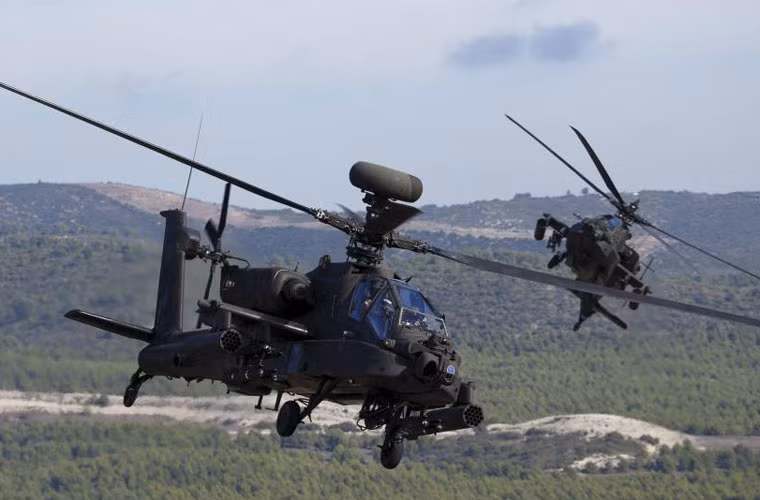 Trực thăng tấn công AH-64D của các nước NATO đang chao lượn trên vùng trời Tây Ban Nha.