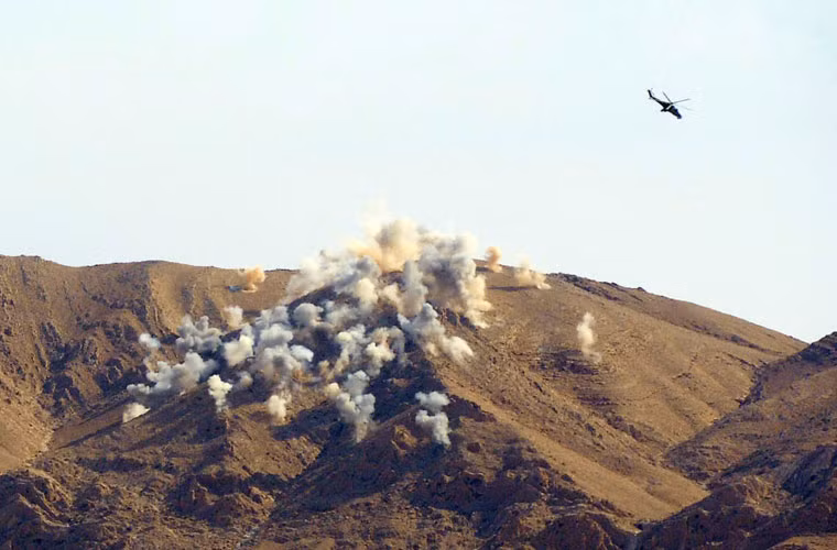 Cả sườn núi chùm lên hàng loạt cột khói sau khi chiếc trực thăng tấn công Mi-24V của Không quân Nga thực hiện phóng rocket oanh tạc phiến quân IS tại Syria. Đây là một trong những bức ảnh quân sự ấn tượng nhất tuần qua.