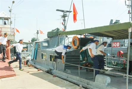 Cán bộ, chiến sĩ Lữ đoàn Giang thuyền 962 báo động chiến đấu.