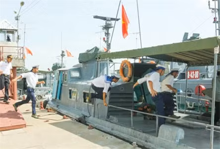 Cán bộ, chiến sĩ Lữ đoàn Giang thuyền 962 báo động chiến đấu.