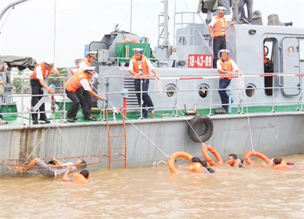 Đóng quân trên vùng sông nước Cửu Long, đảm nhiệm hướng chính của hai con sông Tiền và sông Hậu, Lữ đoàn 962 (Quân khu 9) không chỉ hoàn thành tốt nhiệm vụ huấn luyện, sẵn sàng chiến đấu, mà còn tích cực tham gia khắc phục hậu quả thiên tai, cứu hộ, cứu nạn.