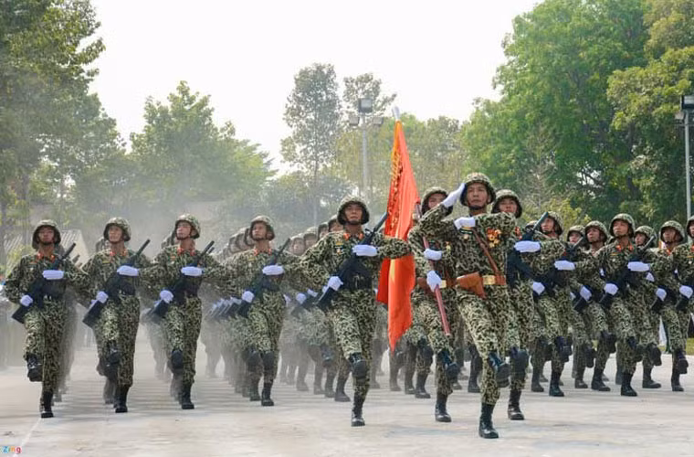 Đặc biệt là khẩu súng trường M18 được Việt Nam cải tiến trên cơ sở khẩu XM177E2 được Mỹ thiết kế cho quân biệt kích. Súng dùng đạn cỡ 5,56x45mm, tốc độ bắn 750 phát/phút, tầm bắn hiệu quả 300m.