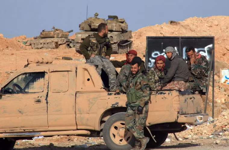 Xe tăng, pháo tự hành và bính sĩ Syria chiếm giữ thành công tuyến cao tốc Ithriya-Khannaser.