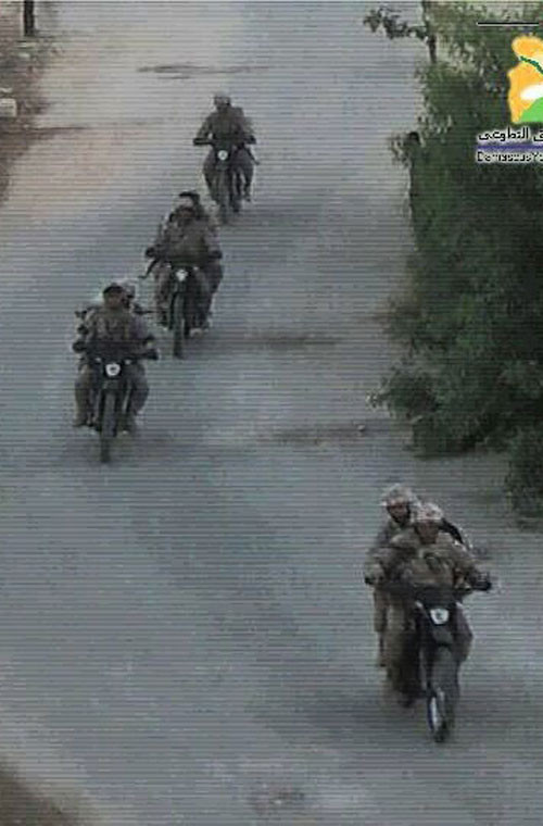 Các binh sĩ lực lượng Vệ binh Cách mạng Iran và Basij ngồi trên mô tô áp sát Aleppo.