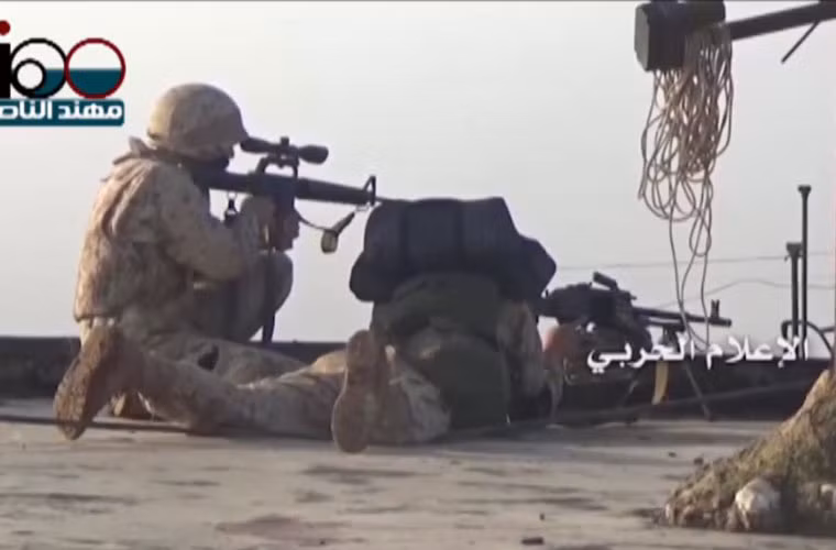 Vòng vây quanh thành phố Aleppo ngày càng mạnh mẽ, buộc phiến quân IS phải co cụm phòng thủ. Ảnh: Chiến binh Katai'b Hezbollah trang bị súng trường M16 và trung liên PKM đang ngắm mục tiêu phiến quân.