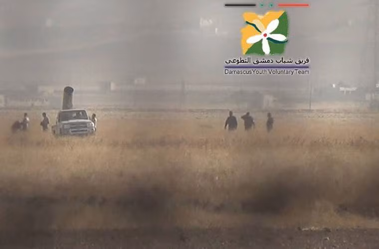 Xe phóng đạn rocket hạng nặng đặt trên trận địa ở Nam Aleppo.