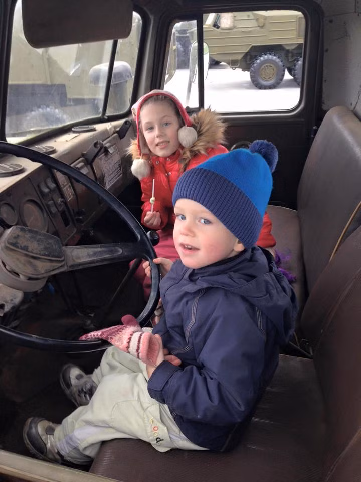 Hai em bé máy mắn thăm quan công viên Patriot dù chưa mở cửa chính thức. Đáng lưu ý, khách thăm quan công viên trong tương lai có thể thoải mái vào buồng lái nếu muốn.