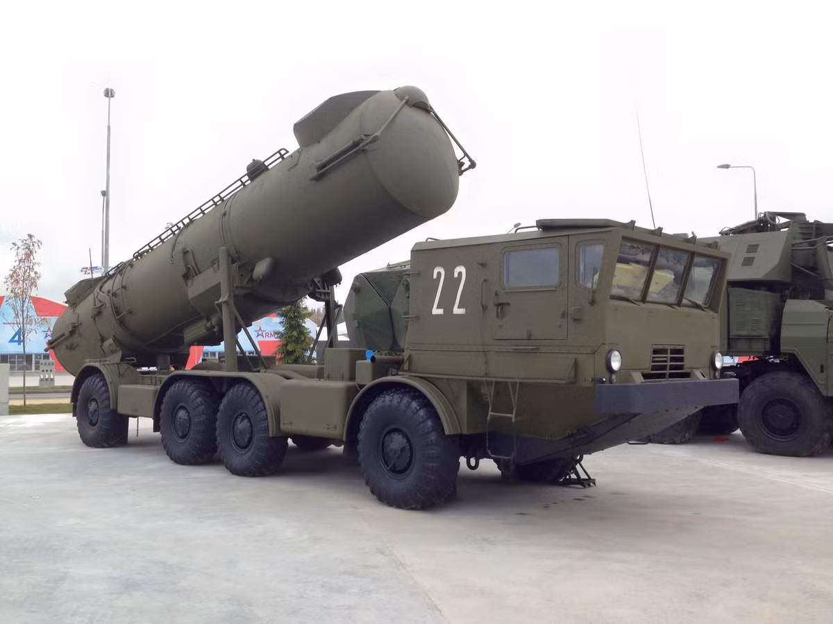 Xe phóng tự hành tổ hợp tên lửa phòng thủ bờ biển 4K44 Redut. Bên trong nó chứa quả tên lửa P-35B có tầm bắn 400-500km, có thể hủy diệt tàu sân bay.