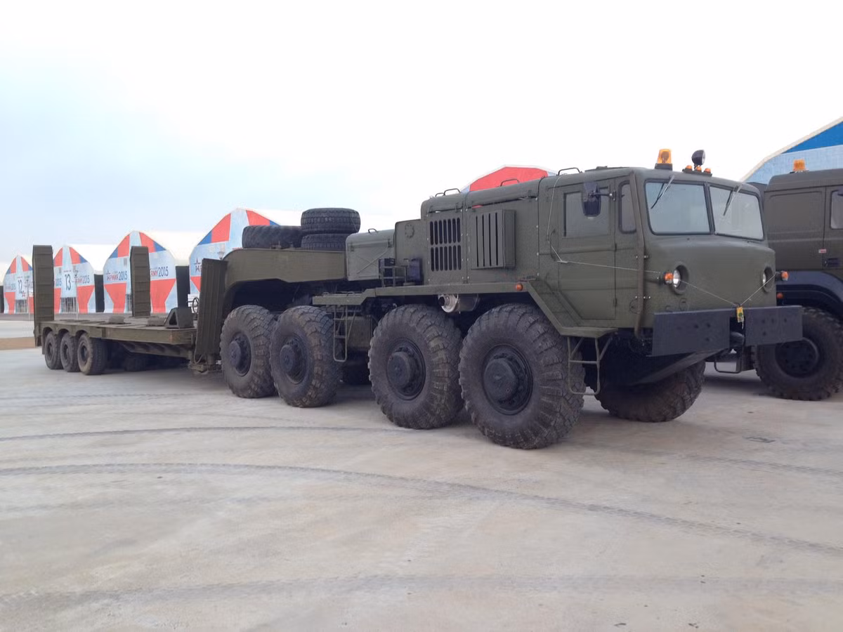 Xe đầu kéo chở tăng MAZ-537.