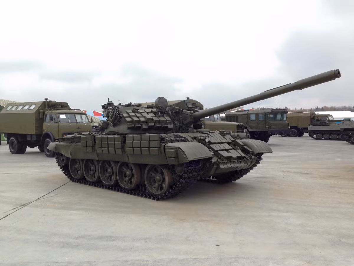 Không chỉ có các nguyên mẫu vũ khí mà công viên còn đem tới cho người xem hàng trăm biến thể vũ khí. Ảnh: Biến thể xe tăng chủ lực T-55 với giáp phản ứng nổ ERA.