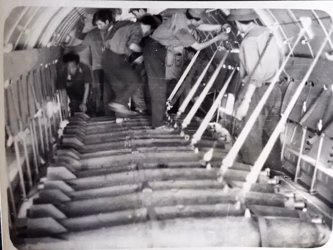 Do được thiết kế với mục đích vận tải nên khi mang bom ở trạng thái sẵn sàng chiến đấu bên trong khoang máy bay, An-26 cần phải chằng buộc rất chắc chắn để tránh các tai nạn không đáng có. Mỗi quả bom Mk.82 có trọng lượng 87kg và nếu tính theo tỷ giá hiện tại chúng có giá trị khoảng 2500 USD mỗi quả. Nguồn ảnh: BTĐĐ.