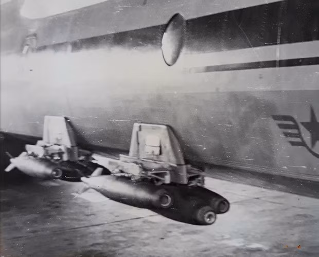 Các máy bay An-26 được cải tiến thành máy bay ném bom tại Nhà máy Sửa chữa máy bay A41 thuộc Cục Kỹ thuật. Nguồn ảnh: BTĐĐ.