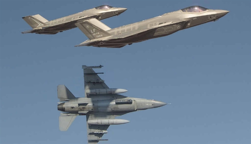 Việc tích hợp JSM cho tiêm kích F-16 được Mỹ sẵn sàng thược hiện sau khi Không quân nước này cùng liên doanh nhà sản xuất gồm Kongsberg và Raytheon phối hợp thử nghiệm thành công dòng tên lửa tầm xa tối tân này. Đây là bước tiến mới trong việc đưa mẫu tên lửa thế hệ 5 lên F-16, đồng thời tạo điều kiện cho những đánh giá về độ tương thích của JSM với các dòng chiến đấu cơ khác.