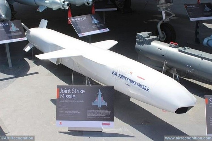 Như vậy, máy bay F-16 sẽ là dòng tiêm kích thứ 2 của Mỹ được trang bị dòng tên lửa tối tân này. Tên lửa JSM có tầm bắn tối đa 560 km, khoảng cách này giảm xuống một nửa nếu bay ở độ cao thấp để tránh lưới phòng không đối phương.