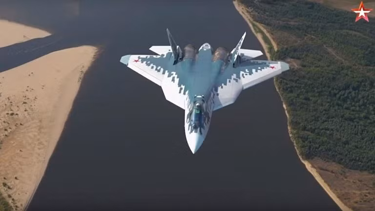 Cùng với màu sơn giống hệt máy bay Nga, Mỹ cũng trang bị trên chiếc "Su-57" hai quả tên lửa không đối không mô phỏng loại có trong trang bị của Không quân Nga.