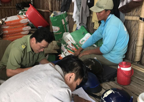 Nhà chức trách ghi lời khai các nhân chứng để điều tra vụ việc.