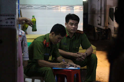 Cơ quan điều tra ghi lời khai nhân chứng, khám nghiệm hiện trường để làm rõ vụ việc.