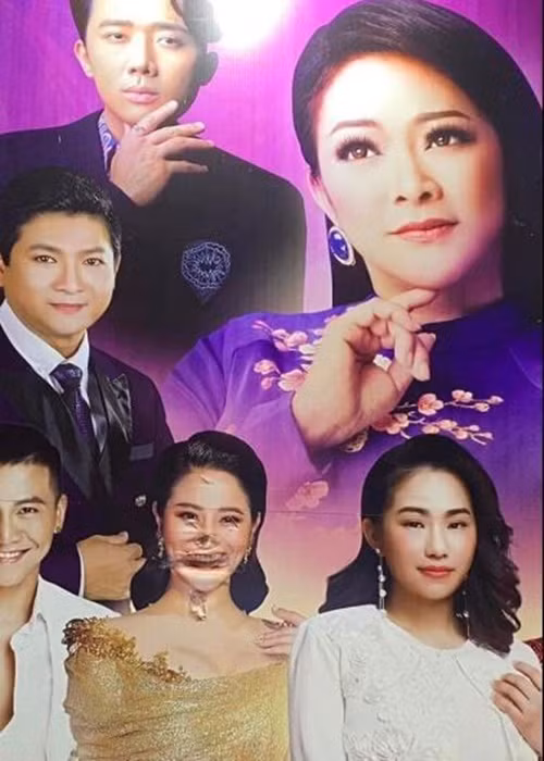 Là khách mời liveshow "The best of Như Quỳnh", nữ ca sĩ Tố My gặp sự cố ảnh trên poster bị rạch nhát. Giọng ca sinh năm 1991 chia sẻ trên Dân Trí, cô rất buồn và sốc khi biết thông tin này. Tố My chia sẻ, đây có thể chỉ là hành động quá khích của một vài người nào đó, không đại diện cho toàn bộ khán giả. Ảnh: Dân Trí