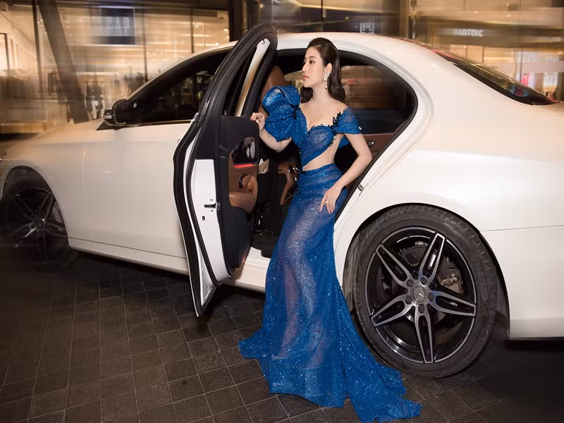 Tố My đổi đời nhờ ca hát. Trước đây, cô phải ở trọ, phụ thuộc vào tài chính của bố mẹ thì sau vài năm bước vào showbiz, Tố My mua được căn nhà 5 tỷ đồng tại TP.HCM và xe hơi. Ảnh: Dân Việt