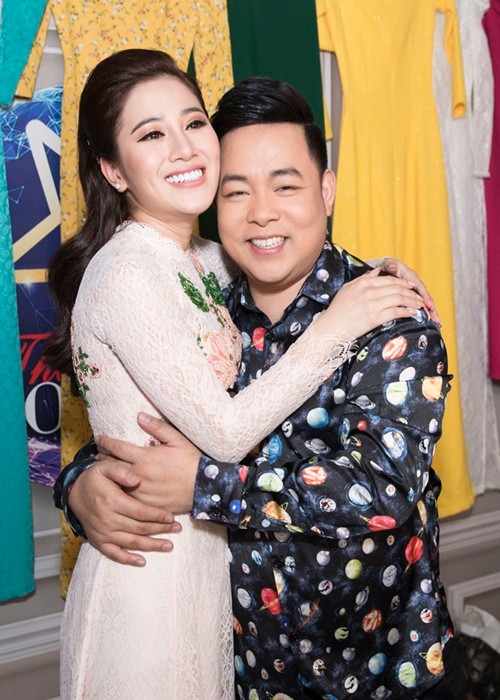 Tố My diễn xuất thân mật trên sân khấu và thân thiết với Quang Lê ngoài đời. Cô không lo lắng người yêu ghen tuông vì cho rằng tình cảm dành cho Quang Lê là trong sáng. Ảnh: Dân Việt