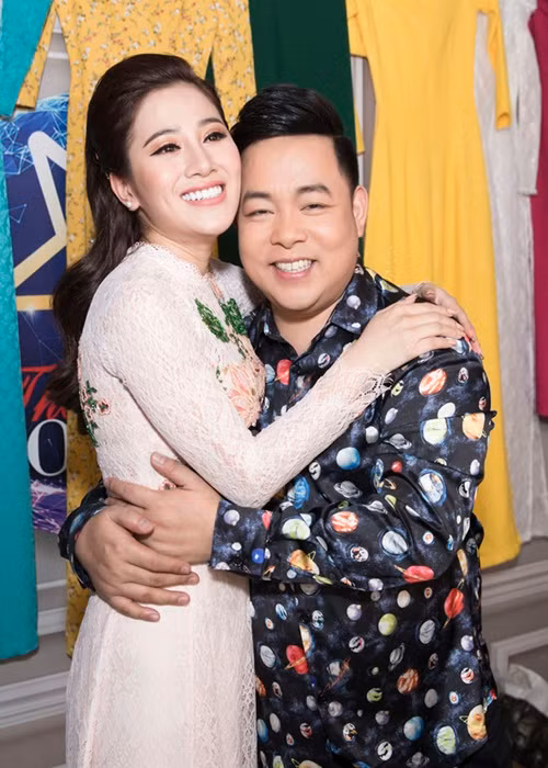 Tố My diễn xuất thân mật trên sân khấu và thân thiết với Quang Lê ngoài đời. Cô không lo lắng người yêu ghen tuông vì cho rằng tình cảm dành cho Quang Lê là trong sáng. Ảnh: Dân Việt