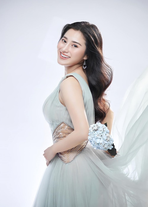 Tố My vốn tốt nghiệp cử nhân ngành Luật. Cô làm việc tại một công ty điện lạnh trước khi bước chân vào showbiz. Ảnh: FBNV