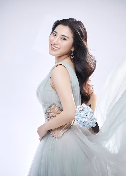 Tố My vốn tốt nghiệp cử nhân ngành Luật. Cô làm việc tại một công ty điện lạnh trước khi bước chân vào showbiz. Ảnh: FBNV