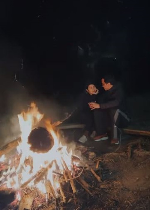 Mỗi khi bên nhau, cả hai nắm tay không rời, trao cho nhau ánh mắt đắm đuối.