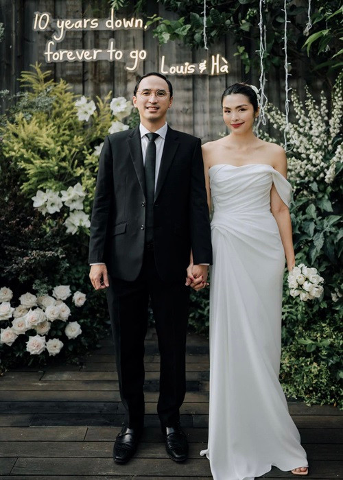 Tròn một thập kỷ bên nhau, vợ chồng Hà Tăng tổ chức tiệc kỷ niệm. Trong bữa tiệc, cặp đôi nắm chặt tay nhau như thường thấy.