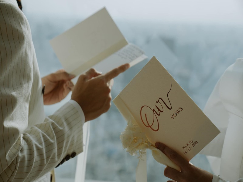 Trước đám cưới, trên truyền thông, vợ chồng Ngân Anh tâm sự nhiều hơn về chuyện tình cảm. Nàng hậu chia sẻ trên Thể thao văn hóa, Tô Ny là thầy giáo hướng dẫn cô ở một lớp học về giọng nói vào cuối năm 2019. Ban đầu, cả hai chỉ theo dõi nhau trên mạng xã hội như bạn bè. Đến đầu năm 2021, Tô Ny kết nối lại và cả hai bắt đầu hẹn hò.