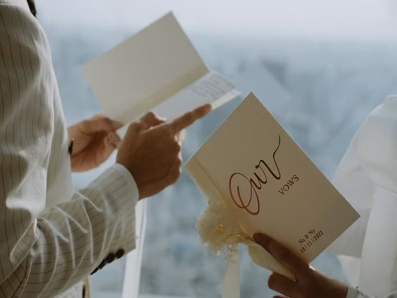 Trước đám cưới, trên truyền thông, vợ chồng Ngân Anh tâm sự nhiều hơn về chuyện tình cảm. Nàng hậu chia sẻ trên Thể thao văn hóa, Tô Ny là thầy giáo hướng dẫn cô ở một lớp học về giọng nói vào cuối năm 2019. Ban đầu, cả hai chỉ theo dõi nhau trên mạng xã hội như bạn bè. Đến đầu năm 2021, Tô Ny kết nối lại và cả hai bắt đầu hẹn hò.